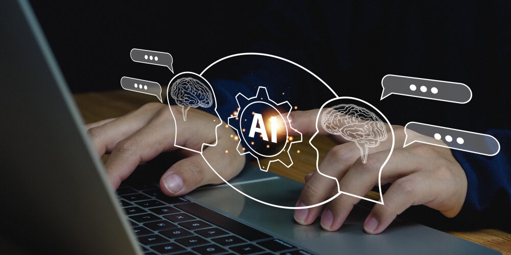 Mains utilisant un ordinateur portable avec une interface numérique représentant l’intelligence artificielle et le processus créatif