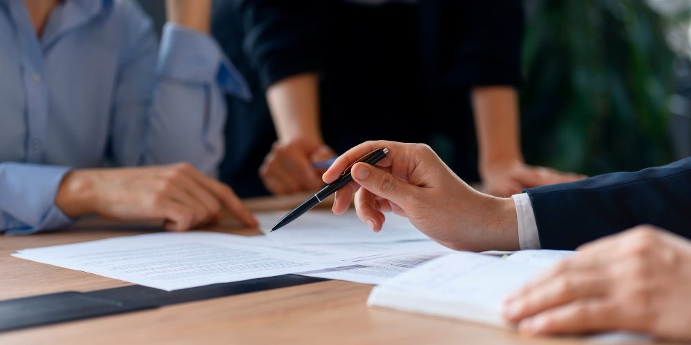 Avocat/CPI mandataire image représentant un avocat mandataire montrant un contrat à son client dans le cadre de la réalisation d'un dépôt probatoire