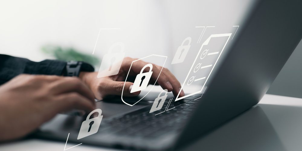 image représentant une personne tapant au clavier avec cadenas représentant la cybersécurité