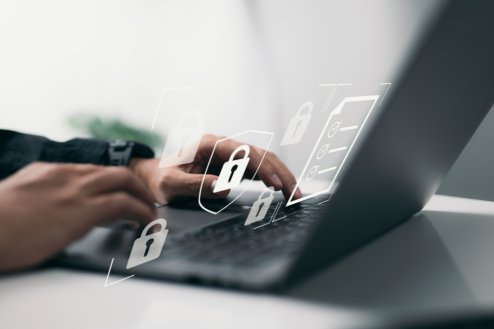 image représentant une personne tapant au clavier avec cadenas représentant la cybersécurité
