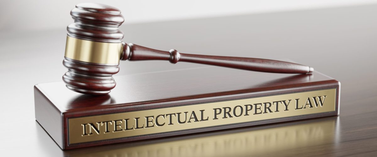 intellectual-property-judges-gavel-as-symbol-legal-system-wooden-stand-with-text-word Droit d’auteur : les cas spécifiques de la titularité des droits