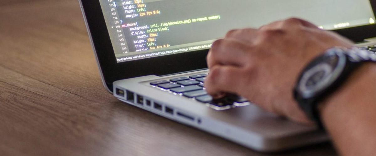 un développeur protège le code source ordinateur